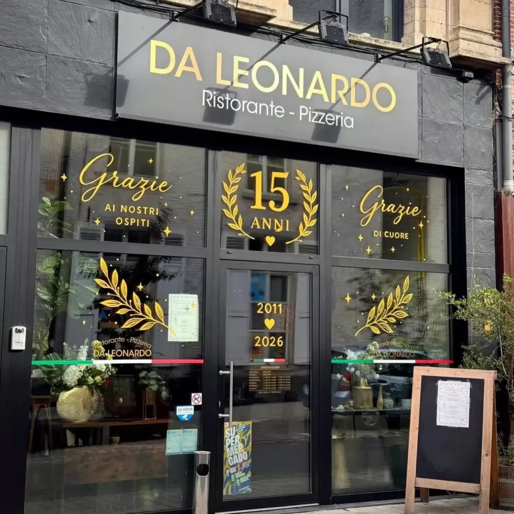 Voorgevel van Da Leonardo Ristorante Pizzeria met gouden opschrift en 15 anni op het raam