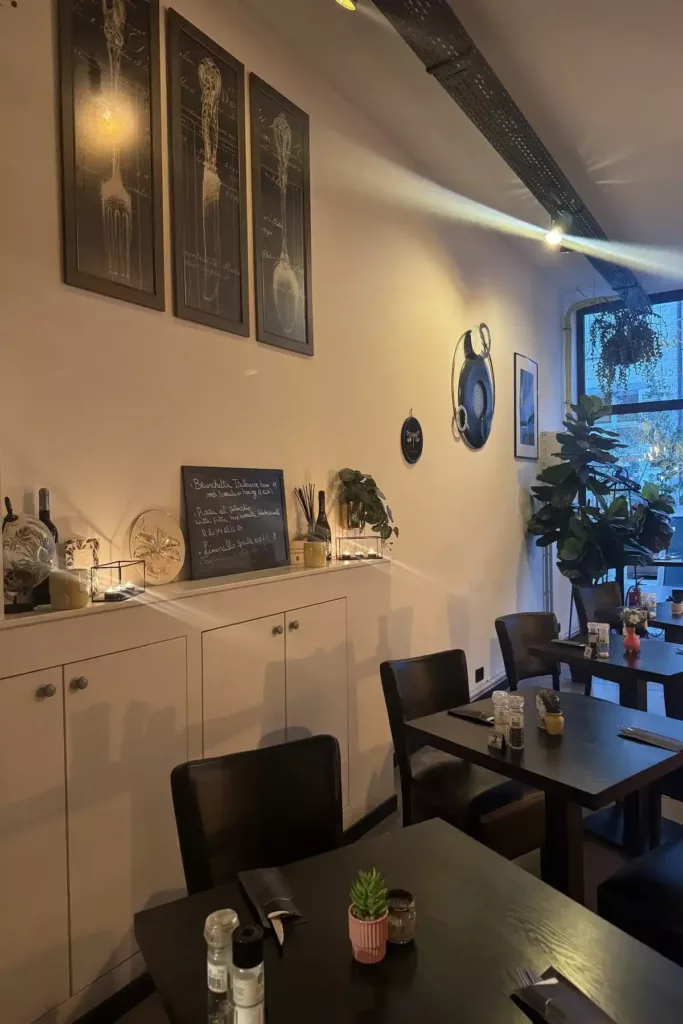 Interieur van Da Leonardo met gedekte tafels en kunst aan de muur